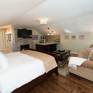 Studio Suite Adjacent to the Main Building